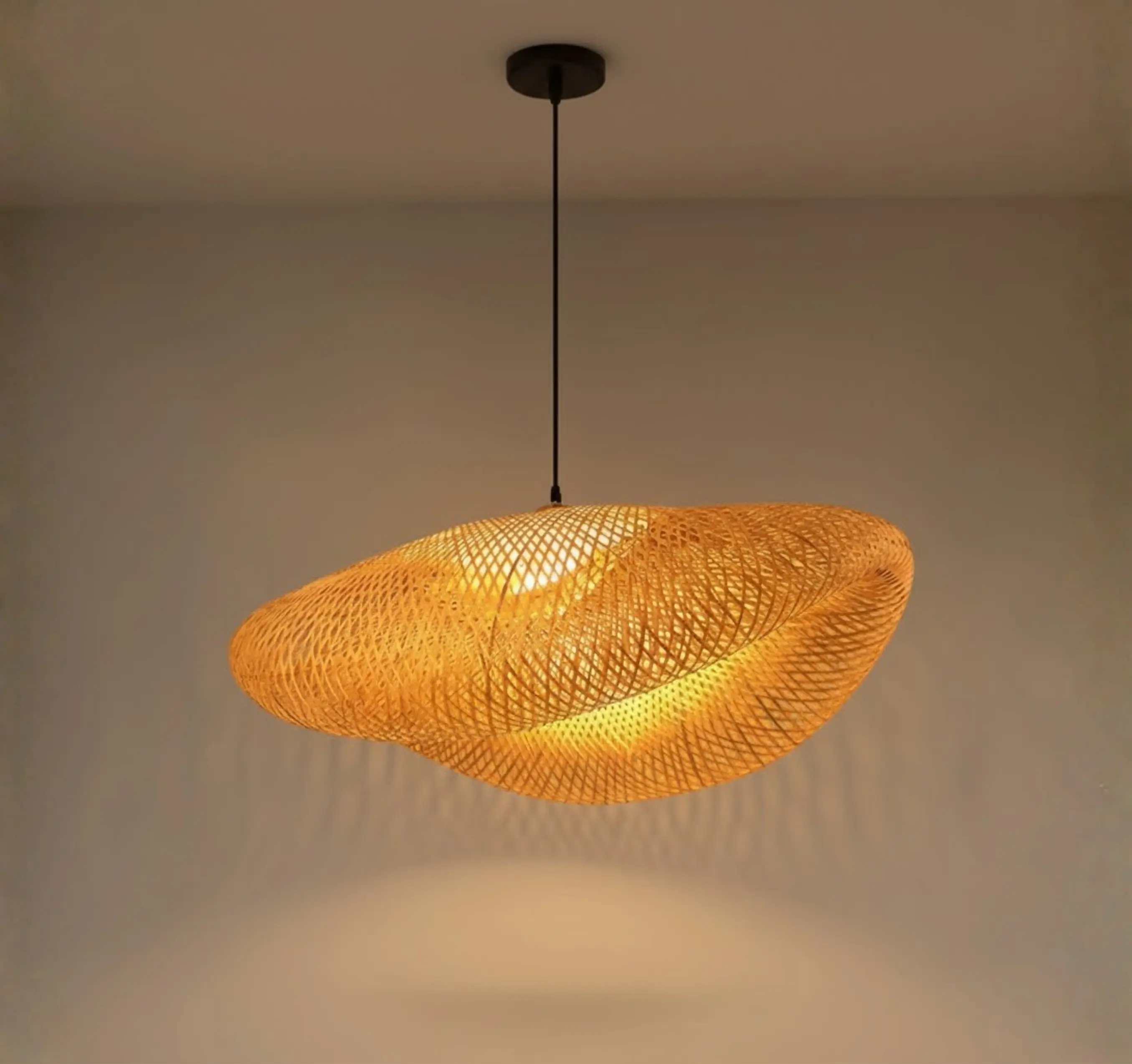 Lampa wisząca Briselys z rattanu w kolorze beżowym E2 Lampy24